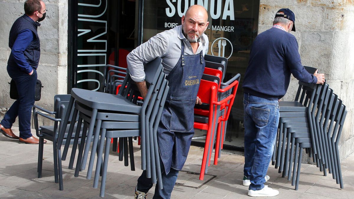 Reabren las terrazas de cafés y restaurantes en Francia al 50% de aforo