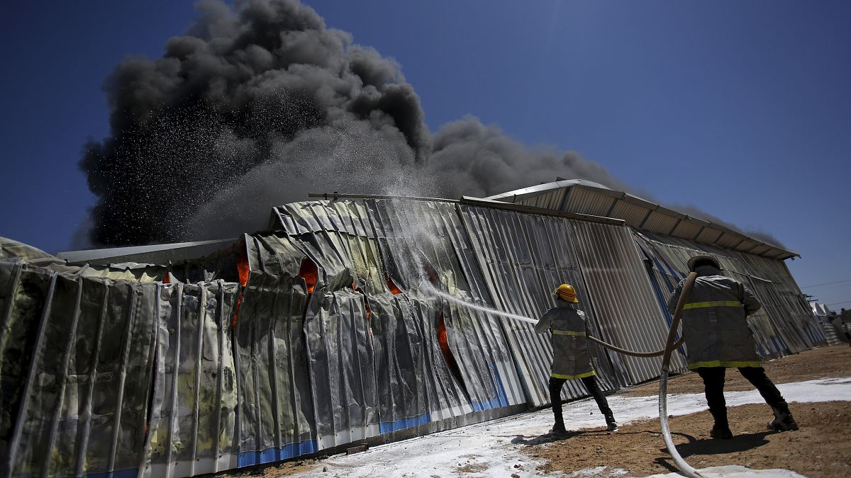منبع سوخت یک کارخانه در نوار غزه در پی اصابت موشک‌های اسرائیلی در آتش سوخت