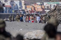Inmigrantes menores marroquíes escoltados por las fuerzas del orden españolas en Ceuta