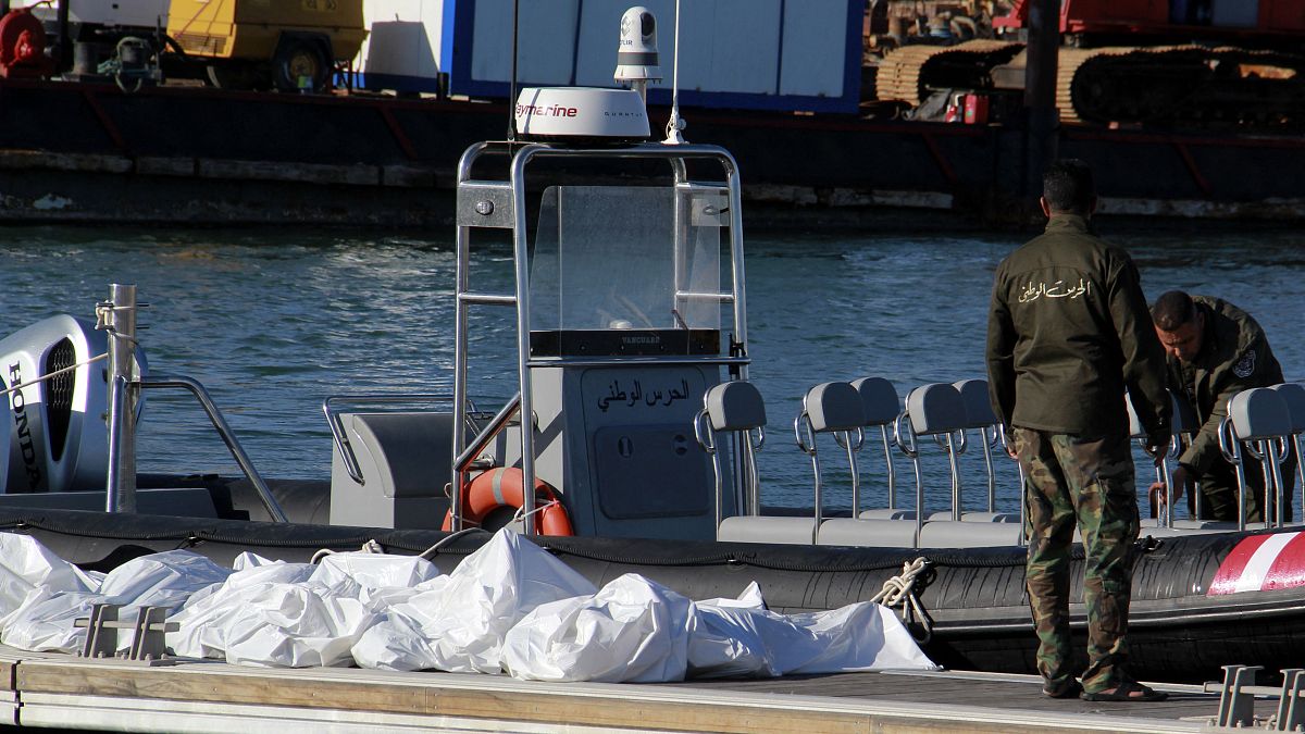 خفر السواحل التونسية ينتشلون جثث 20 مهاجرا من إفريقيا جنوب الصحراء بعد انقلاب قاربهم في ميناء صفاقس وسط تونس في 24 ديسمبر 2020.