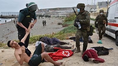 Ceuta: Wie marokkanische Soldaten zu "Flüchtingshelfern" werden