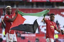 İngiltere Premier Lig ekibi Manchester United oyuncuları Paul Pogba ve Amad Diallo, Fulham maçının ardından Filistin bayrağı açtı