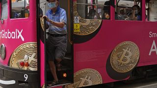 Hong Kong'daki bir otobüs üzerinde bitcoin reklamı