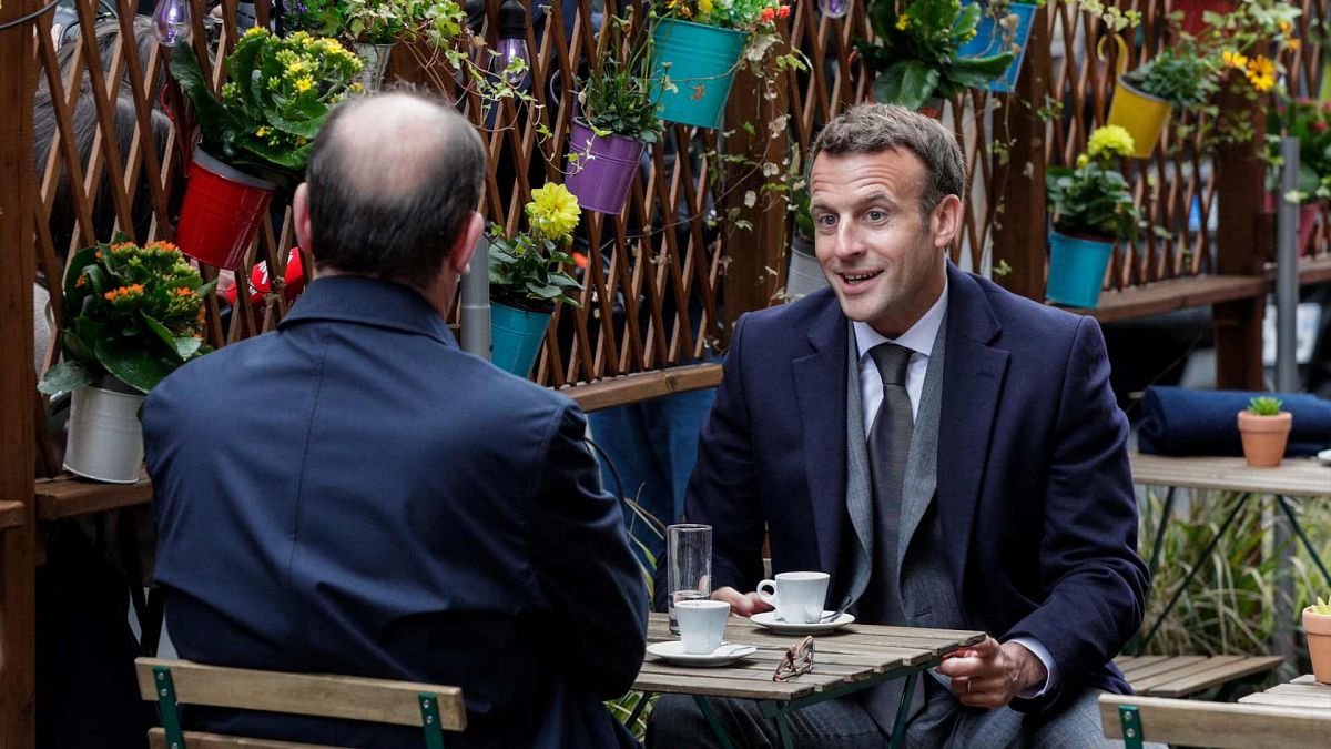 الرئيس الفرنسي إيمانويل ماكرون ورئيس الوزراء الفرنسي جان كاستكس يتناولان القهوة في شرفة مقهى في باريس، فرنسا، 19 مايو 2021