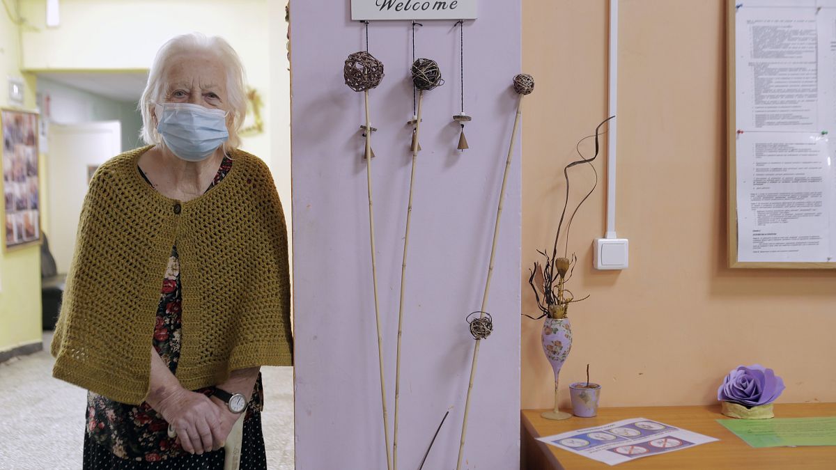 27 gennaio 2021: una donna attende di ricevere la sua doe di vaccino in una casa di riposo di Sofia, Bulgaria