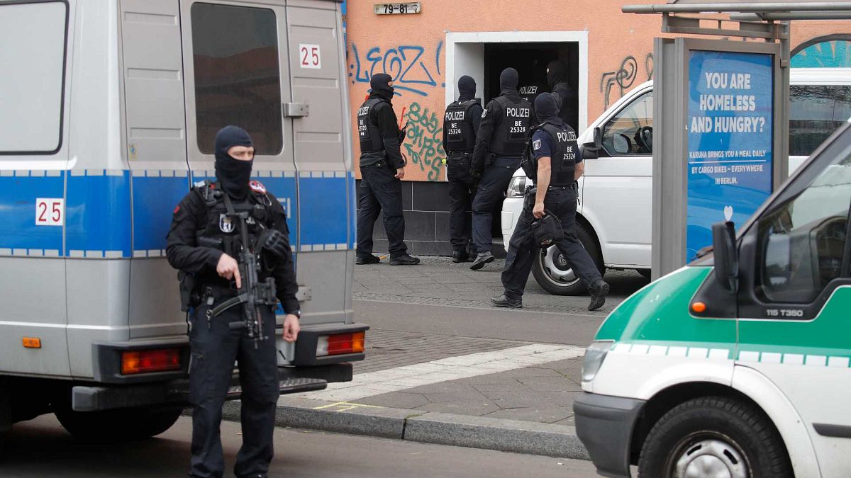 الشرطة الامانية تداهم مسجد الإرشاد في برلين، 30 أبريل 2020 