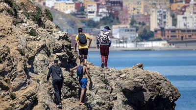 Marokkaner versuchen, nach Ceuta zu gelangen