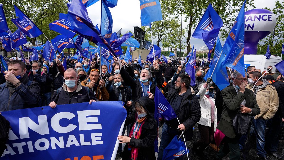 Fransız polisler hükümeti protesto etti 