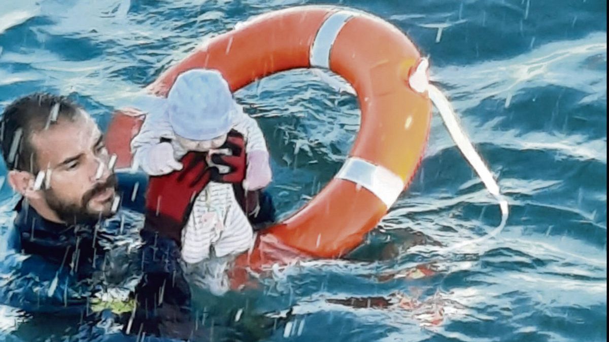 Un agente de la Guardia Civil rescata a un bebé del agua en Ceuta