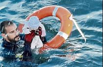 Un agente de la Guardia Civil rescata a un bebé del agua en Ceuta