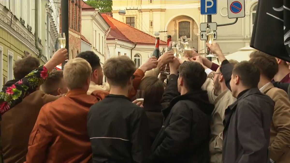 Jóvenes lituanos brindan en la calle