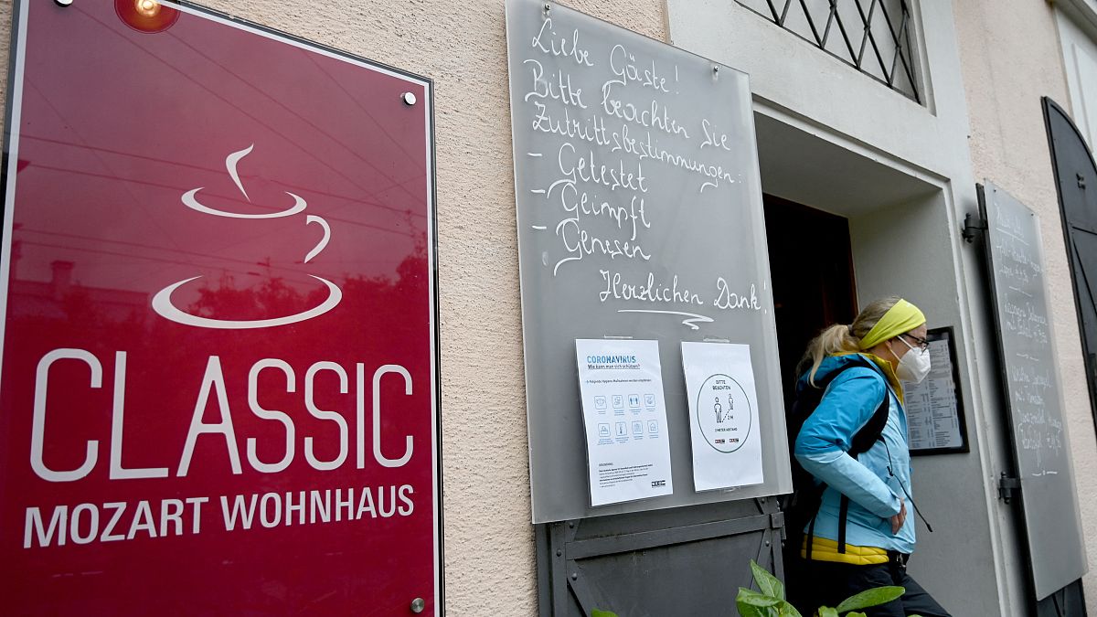 À porta deste restaurante em Viena, as novas regras: só clientes testados, vacinados ou recuperados da Covid-19 podem entrar