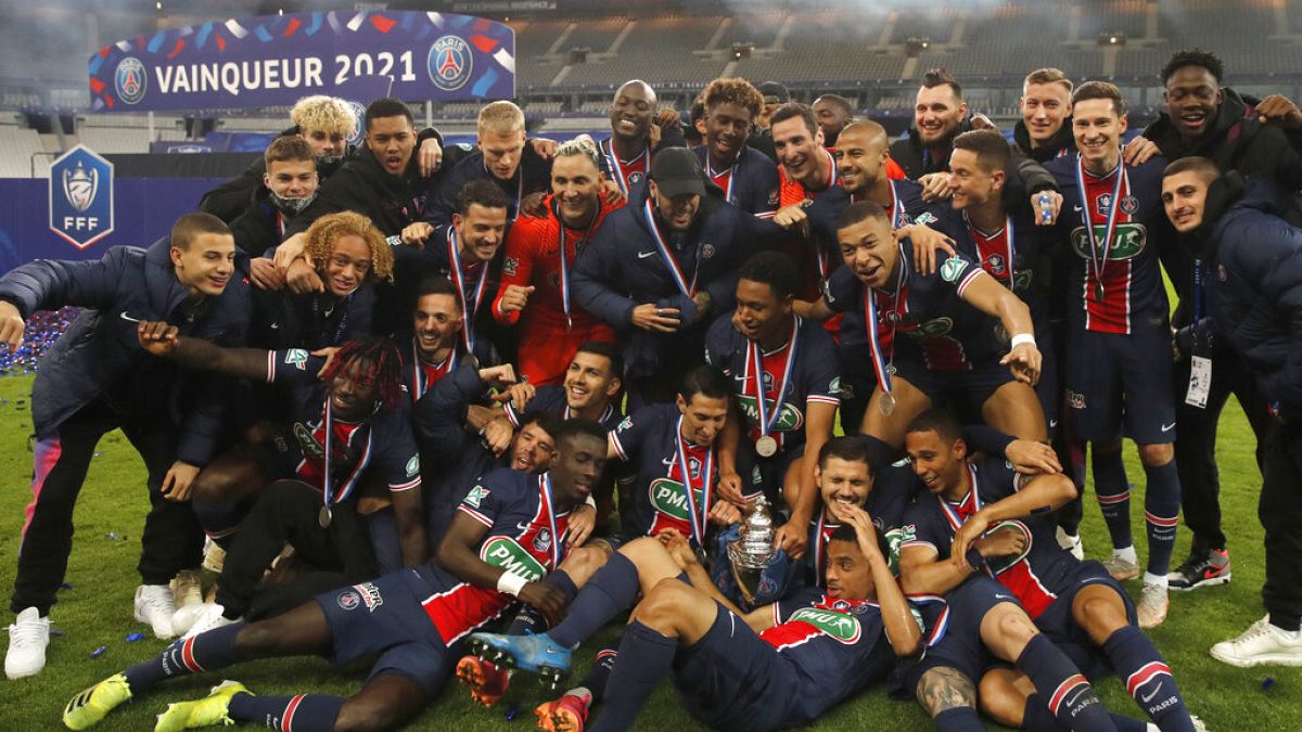 Les joueurs du PSG posent avec la Coupe de France
