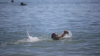 Κολυμπώντας δεκάδες νέοι ακόμη και παιδιά,  προσπαθούν να φτάσουν στην Θέουτα τον ισπανικό θύλακα που συνορεύει με το Μαρόκο,