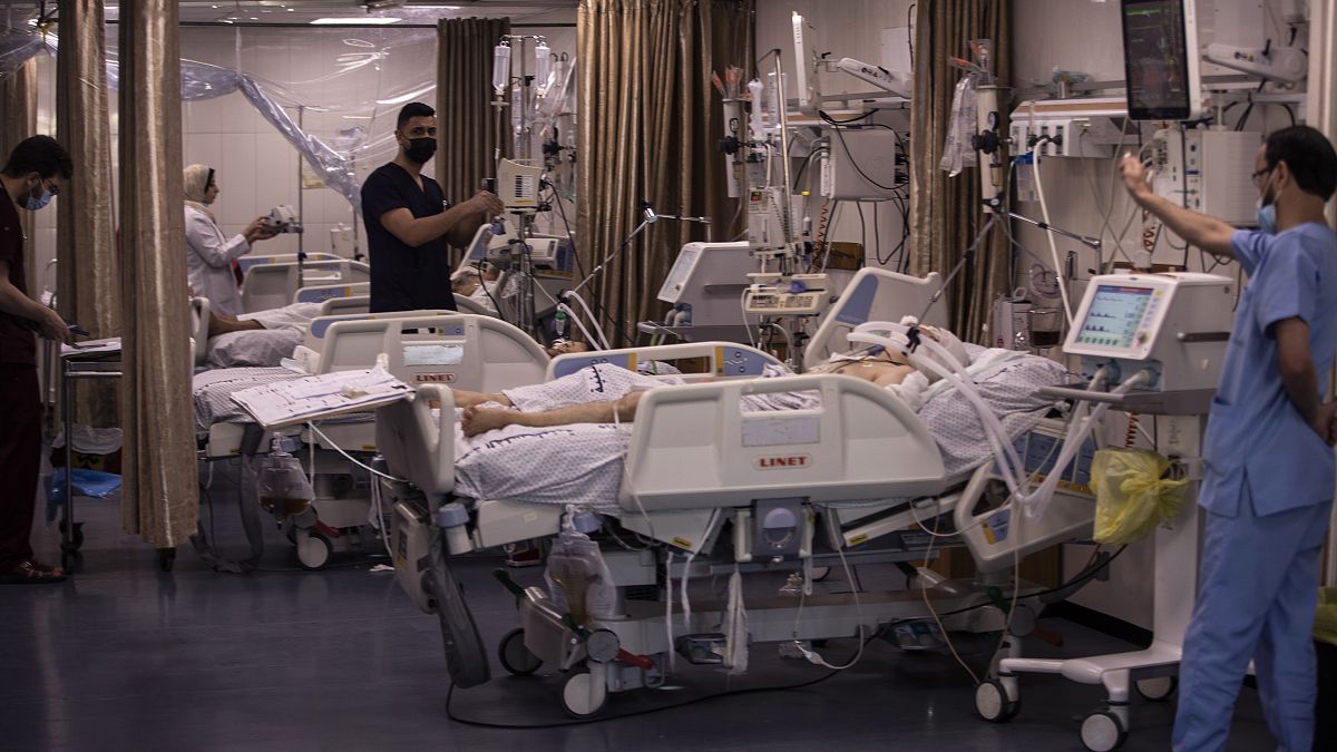 مرضى فلسطينيون يتلقون رعاية طبية في وحدة العناية المركزة في مستشفى الشفاء بغزة ، الخميس 13 مايو 2021.