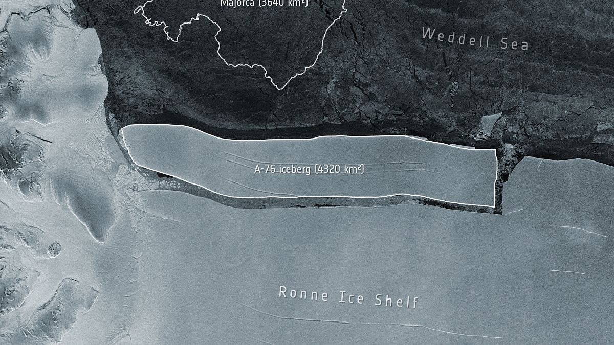 منظر التقطته مهمة "كوبرنيكوس" الأوروبية للتغيّر المناخي يظهر الجبل الجليدي إي 76 قبالة الجرف الجليدي "رون"  في بحر ويدل في أنتاركتيكا.