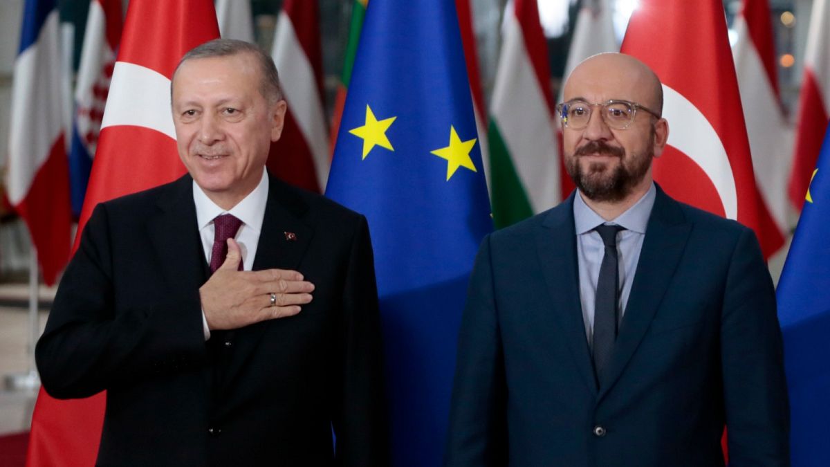 البرلمان الأوروبي يهدّد بتبني توصية لـ"تعليق" طلب انضمام تركيا إلى الاتحاد الأوروبي