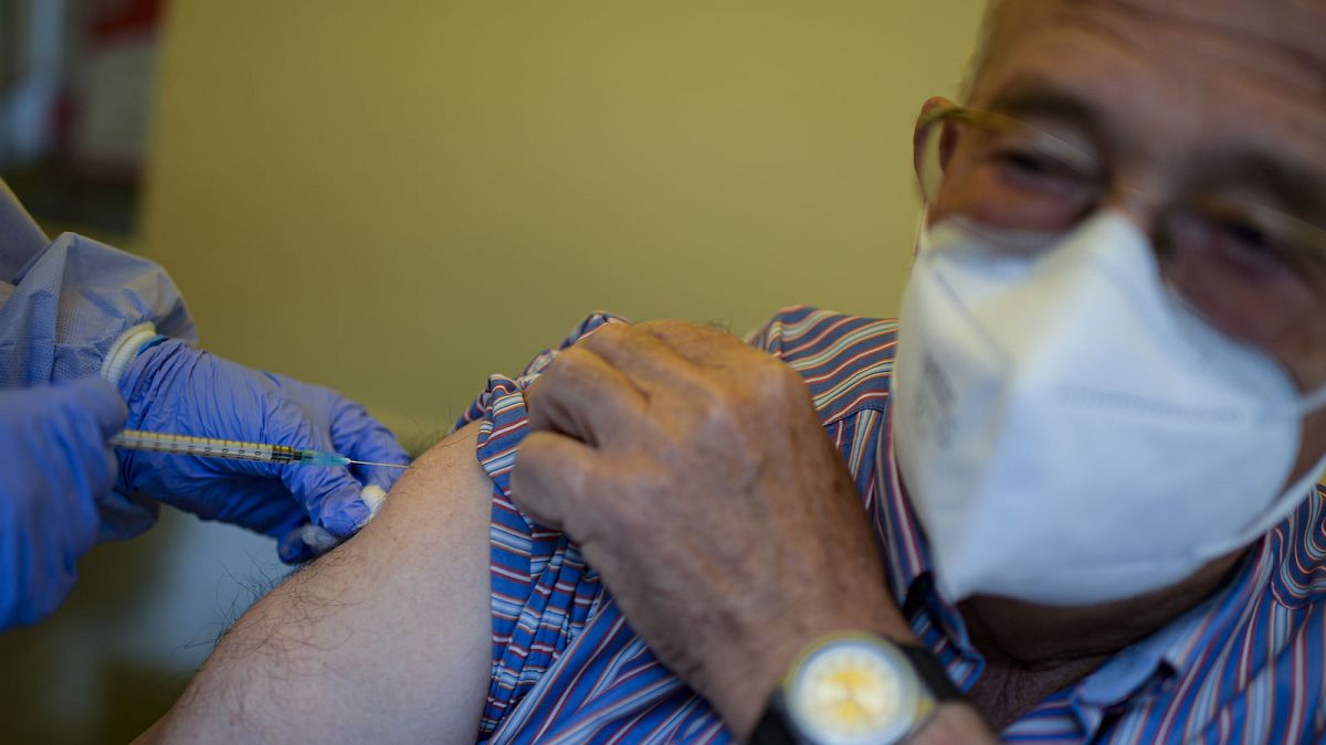Un homme recevant une injection du vaccin Pfizer-BioNTech à Alfaro, dans le nord de l'Espagne, le 13 mai 2021