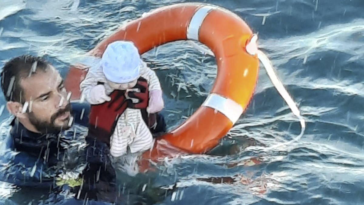 Juan Francisco Valle von der Guardia Civil rettet ein zwei Monate altes Baby vor der Küste von Ceuta aus dem Wasser.