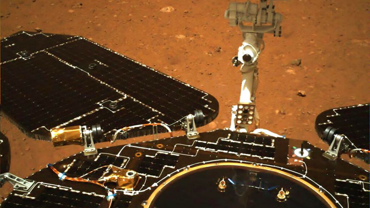 Çin'in uzay aracı Zhurong, Mars'tan ilk fotoğrafları gönderdi