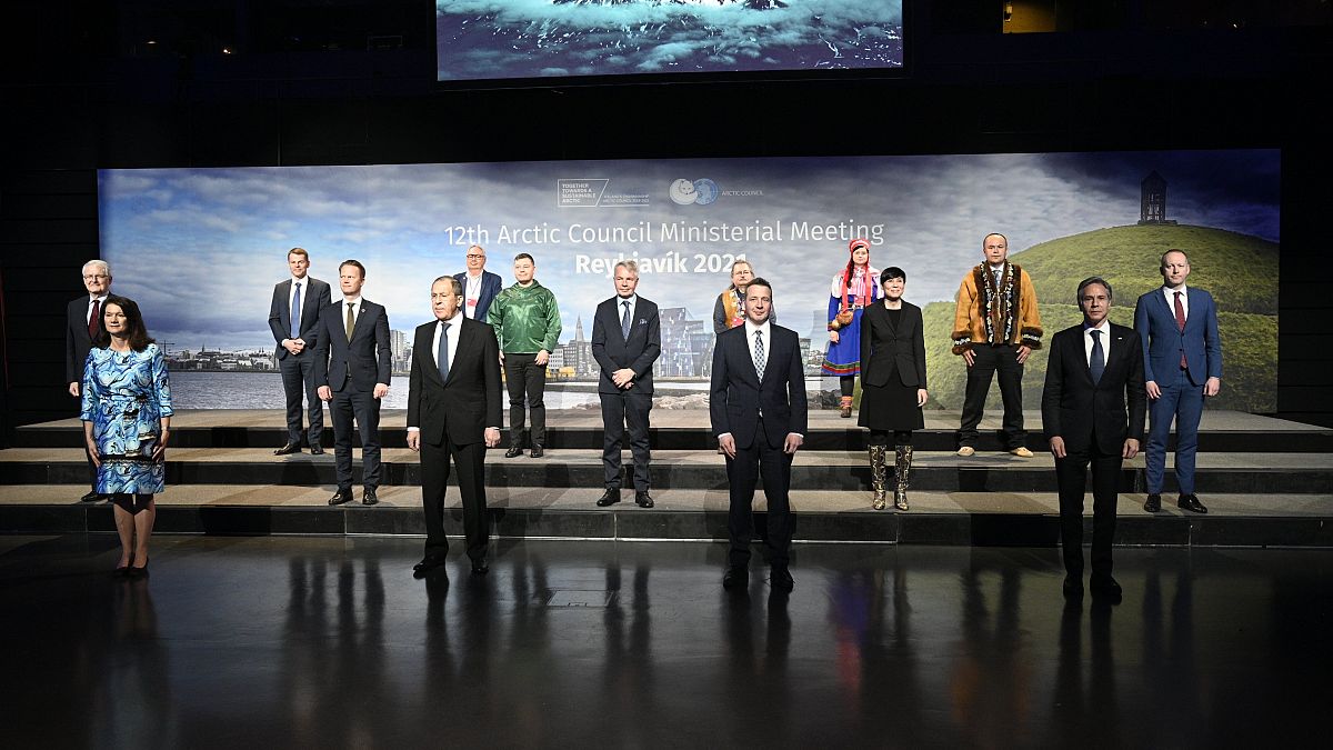 Foto de familia de la 12ª reunión ministerial del Consejo Ártico, guardando distancias por la pandemia