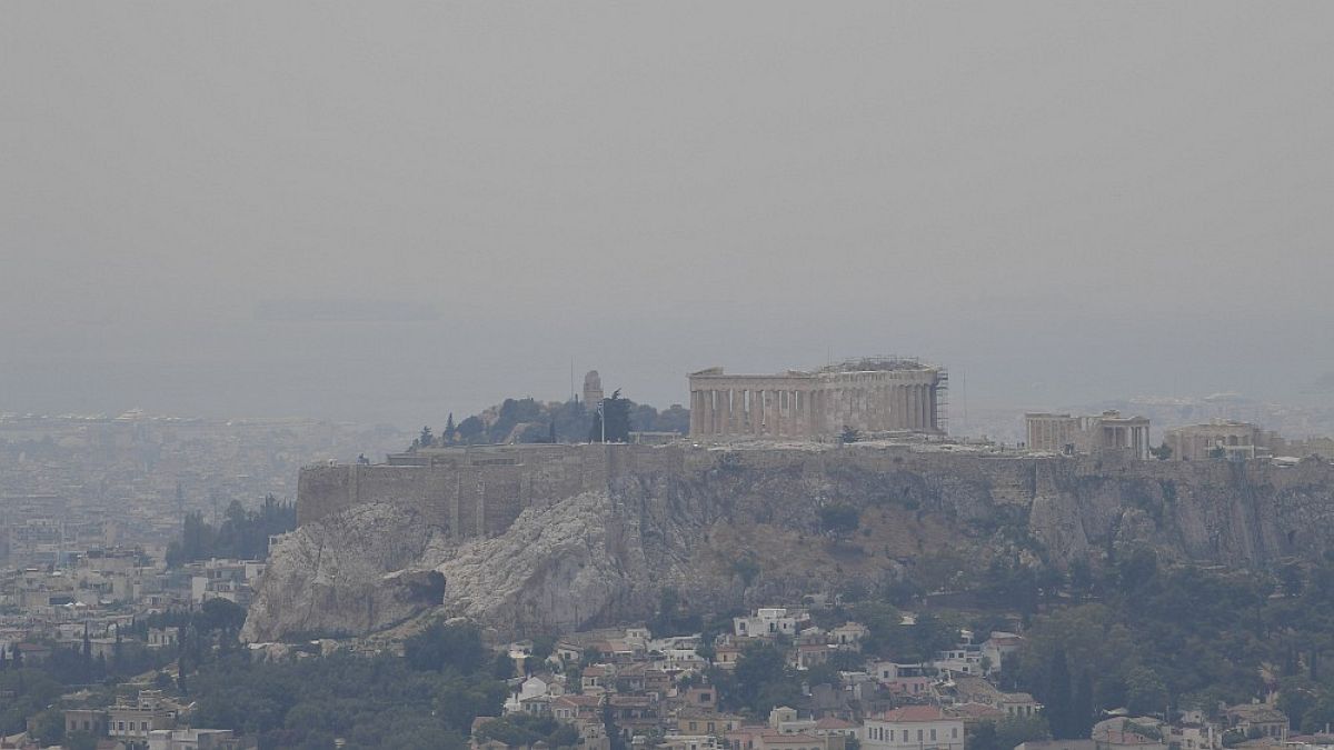 Καπνοί και στο κέντρο της Αθήνας από την πυρκαγιά στην Κορινθία
