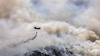 Ελικόπτερο της Πυροσβεστικής επιχειρεί ρίψη νερού στην πυρκαγία στο Σχίνο Κορινθίας
