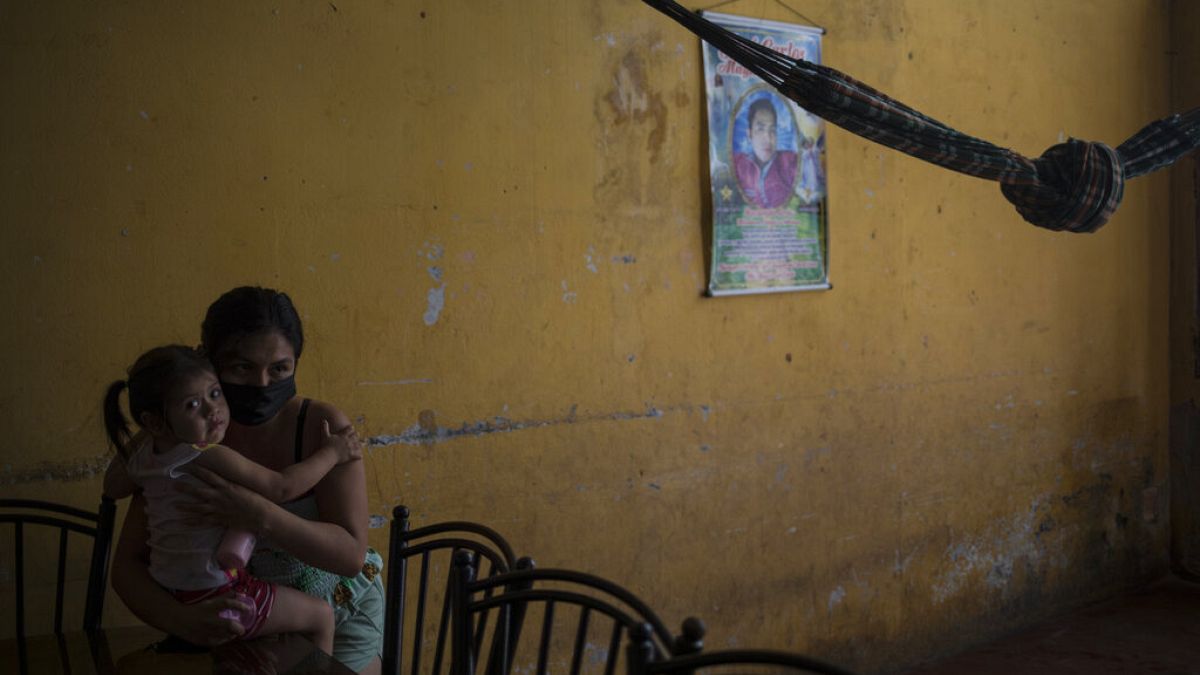 Eine Frau mit ihrer Tochter im peruanischen Iquitos