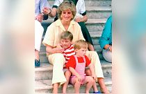 شاهزاده ویلیام و شاهزاده هری در کنار مادرشان