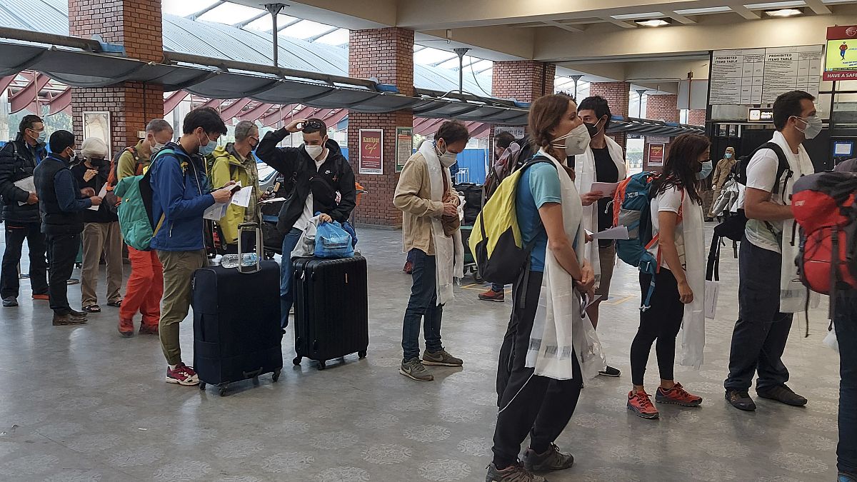 Españoles embarcando en el aeropuerto de Katmandú