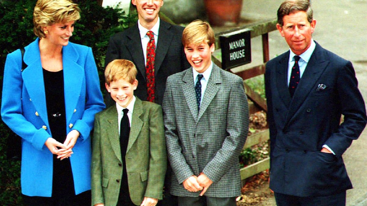 ARCHÍV: Harry és Vilmos szüleikkel és Andrew Gailey-vel, a Manor House vezető tanárával Etonban, 1995. szeptember 6-án