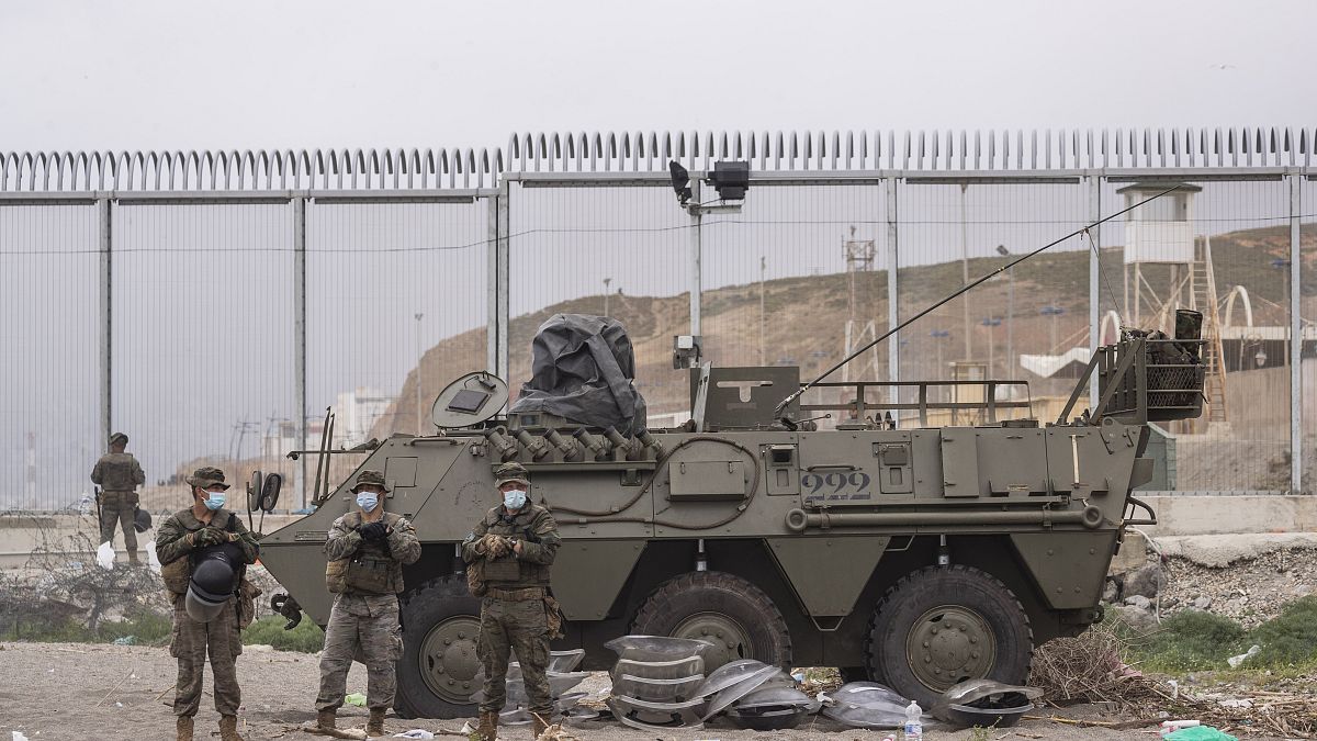 Militares españoles apostados en la frontera entre Ceuta y Marruecos 20/5/2021