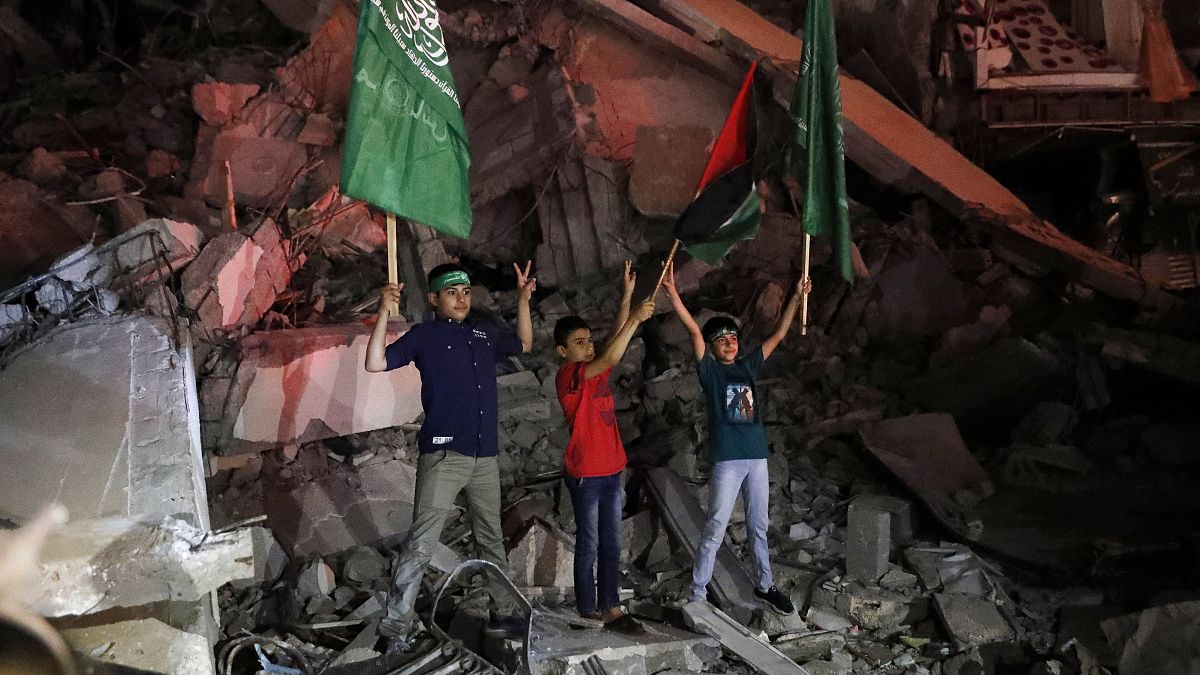 فلسطينيون يحتفلون بعد إعلان وقف اطلاق النار