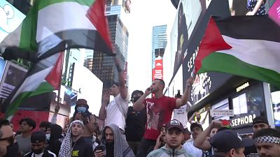 A Times Square manifestazioni dopo il cessate il fuoco in Medio Oriente