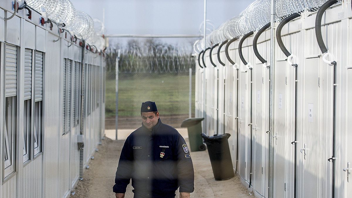 Rendőr járőzik a magyar-szerb határnál fellállított tranzitzónában 2017. április 6-án