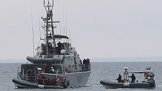 Σκάφος του Λιμενικού της Κύπρου και βάρκα με μετανάστες από τον Λίβανο.