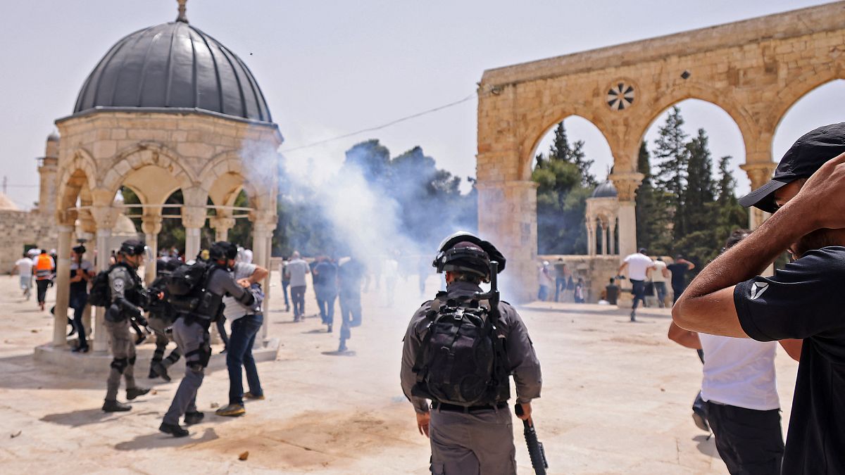 اشتباكات بين قوات الأمن الإسرائيلية ومصلين مسلمين فلسطينيين في المسجد الأقصى بالقدس 21  أيار/ مايو 2021