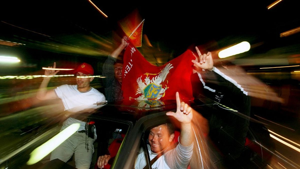 La gente esulta per le strade della città adriatica di Ulcinj, il 21 maggio 2006, dopo che un gruppo di monitoraggio indipendente ha detto che il Montenegro ha votato per l'in