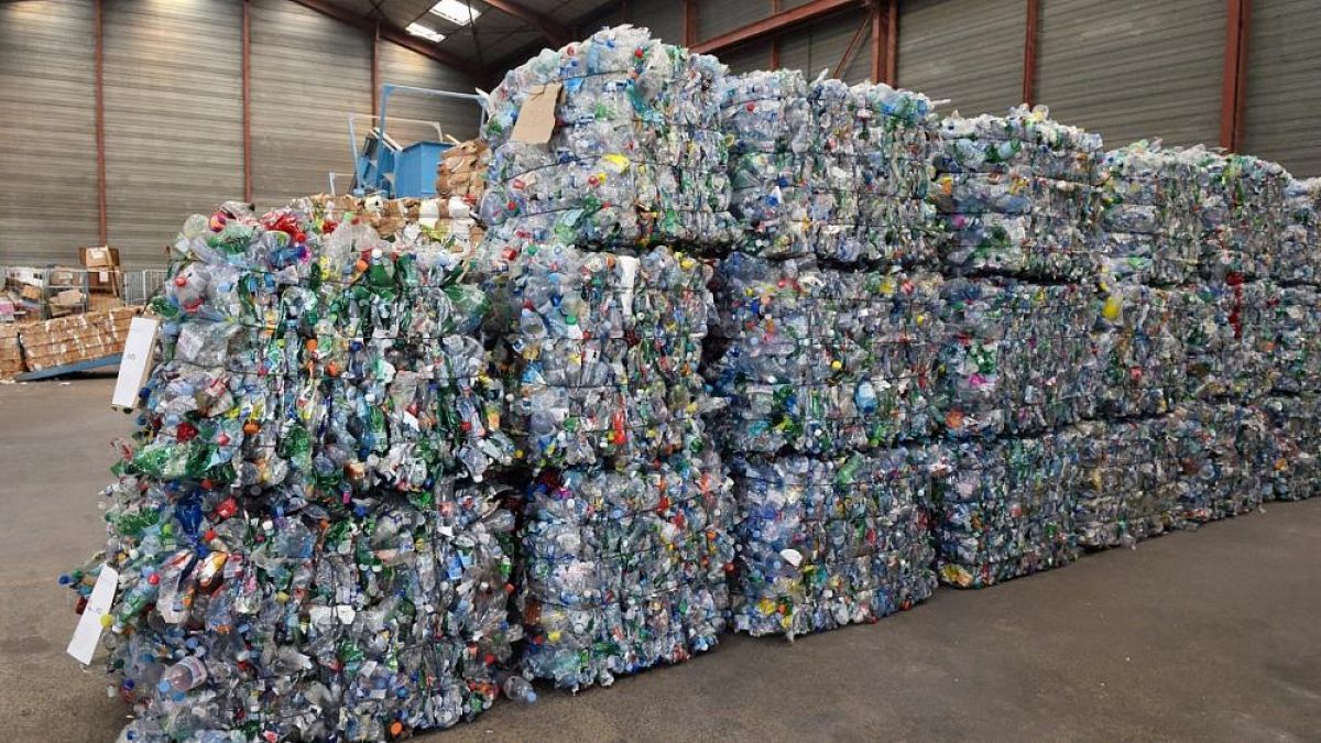 Zusammengeschnürte Pakete von Einwegplastik, die das Recyceln erschwert
