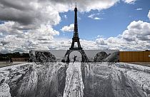 Der Eiffelturm, bearbeitet von dem französischen "Straßenkünstler" JR, 19. Mai 2005