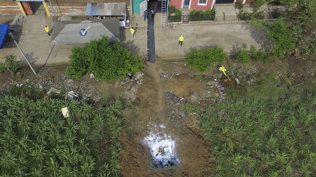 پلیس السالوادور در حال تفتیش خانه یک نیروی سابق پلیس این کشور است