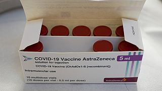 Φυαλίδια με δόσεις του εμβολίου της Astrazeneca