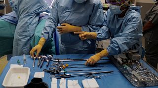 Műtéthez késíztenek elő eszközöket egy párizsi kórházban 2020. december 2-án