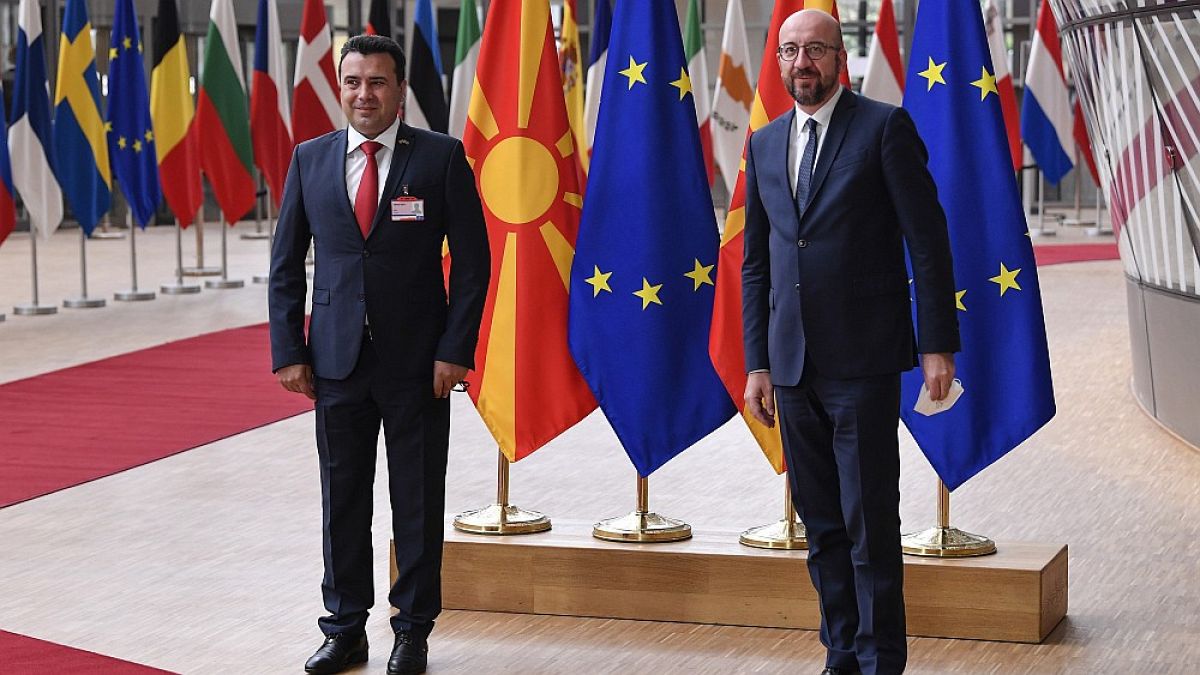 Ο πρωθυπουργός της Βόρειας Μακεδονίας Ζόραν Ζάεφ και ο πρόεδρος του Ευρωπαϊκού Συμβουλίου Σαρλ Μισέλ