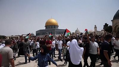 Israeli police clash with protesters at Al-Aqsa