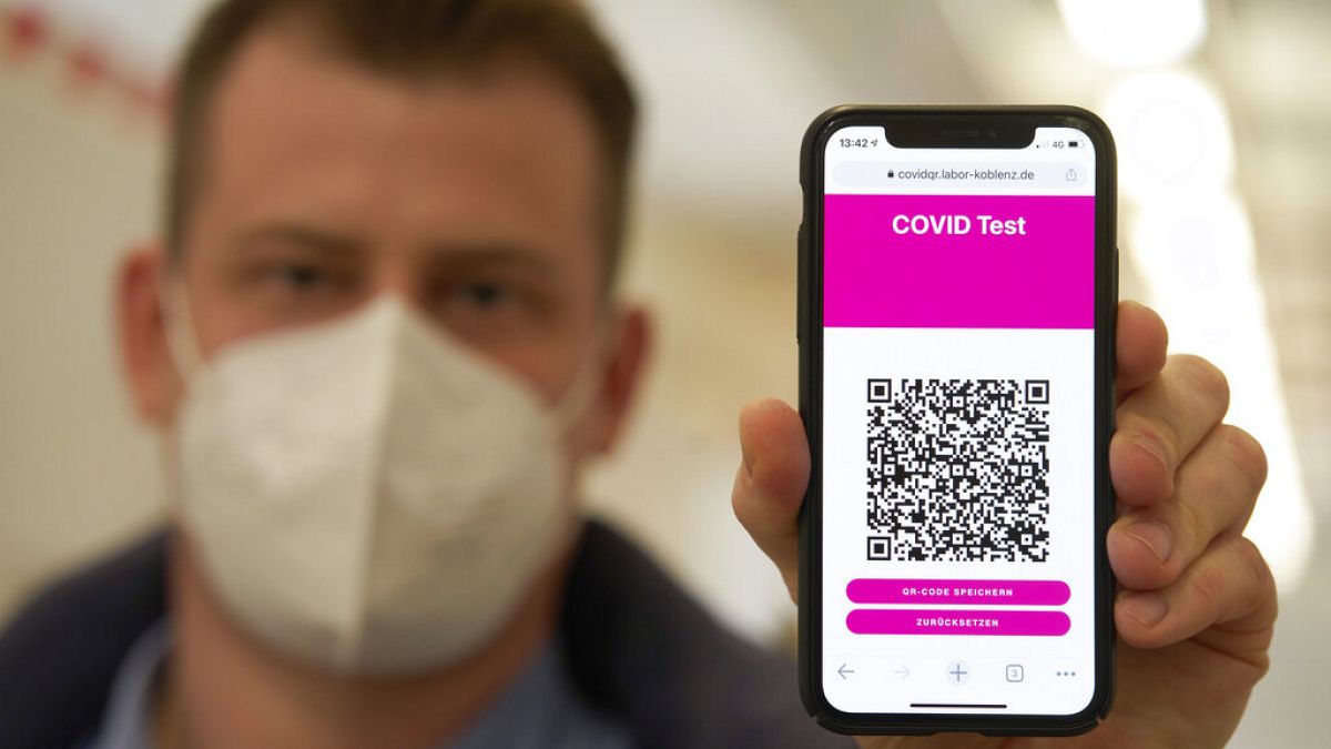 AB ülkelerinde Covid-19 aşısı olanlar aldıkları dijital QR geçiş sertifikalarıyla seyahat edebiliyorlar.