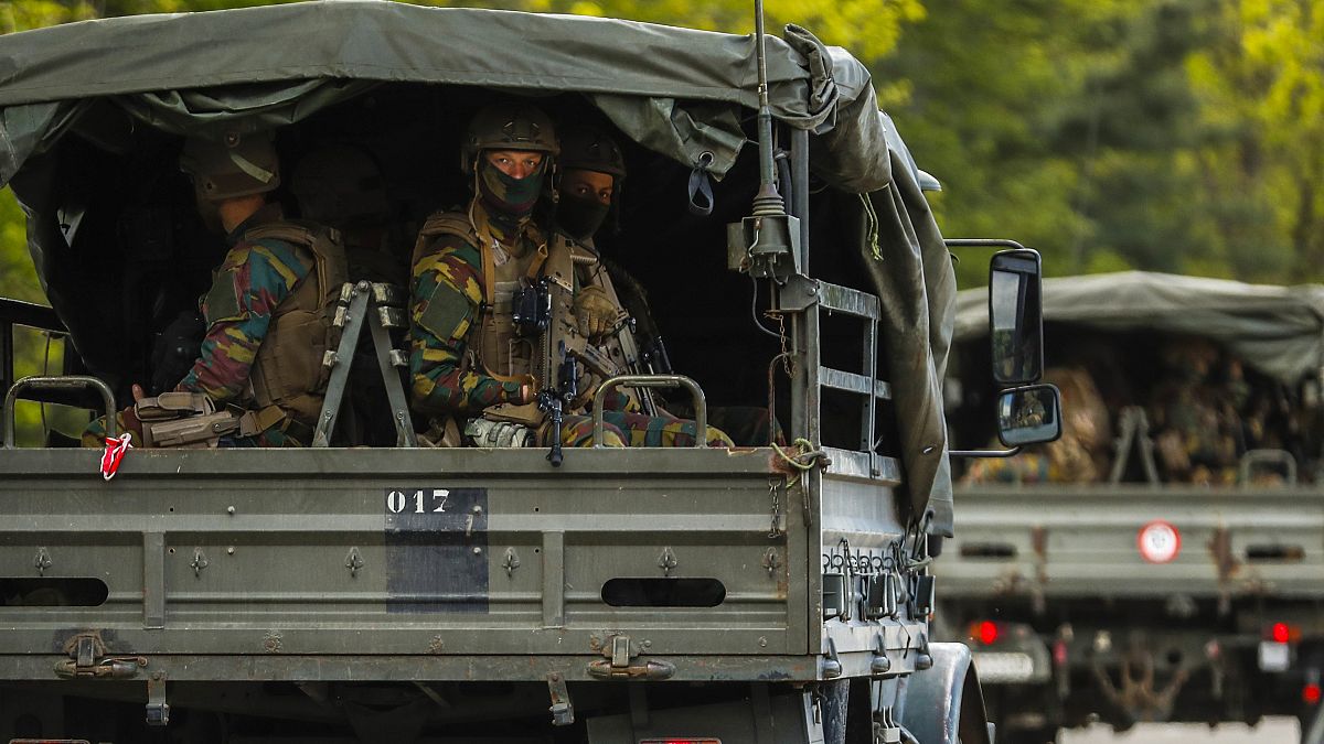 Soldados en camiones militares se desplazan al parque natural en el que se cree que está escondido Jürgen Conings