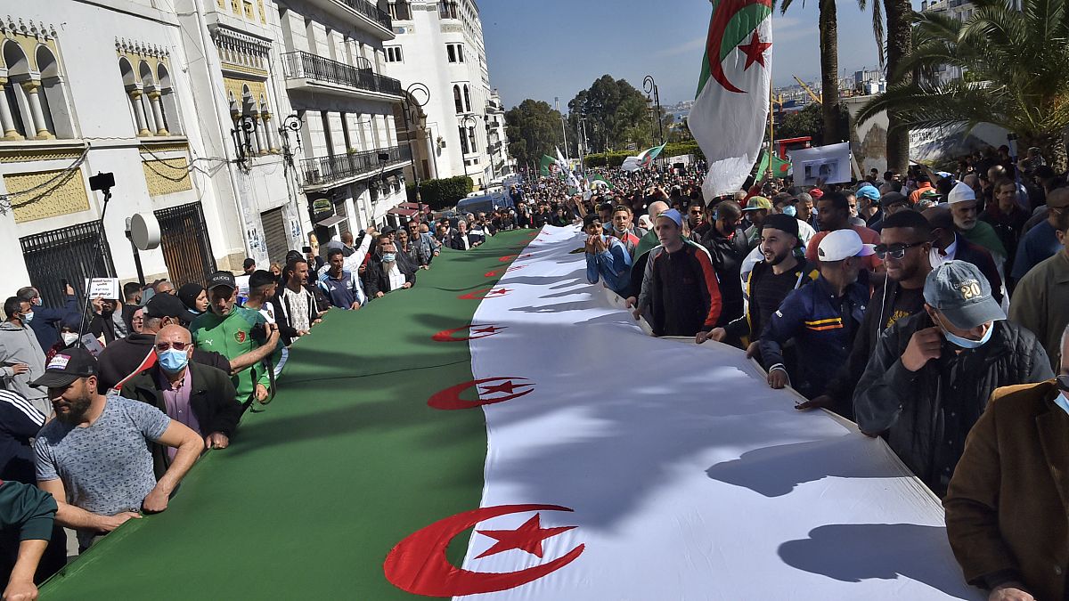 متظاهرون جزائريون مناهضون للحكومة