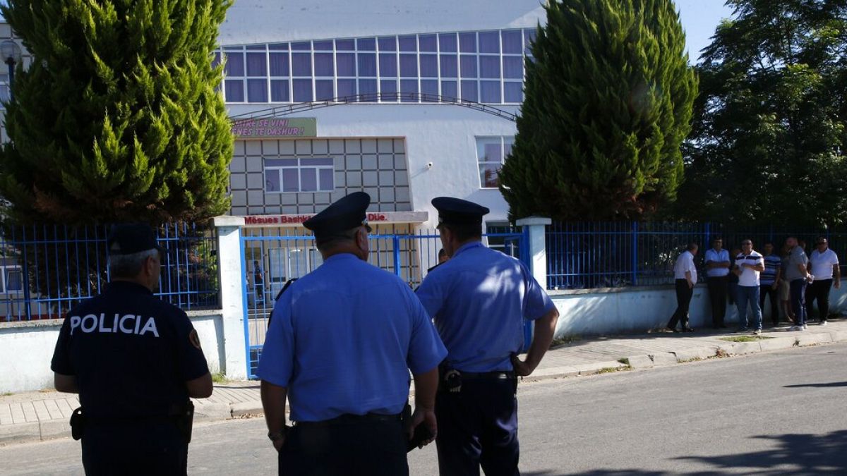 Rendőrök az albán fővárosban (illusztráció)