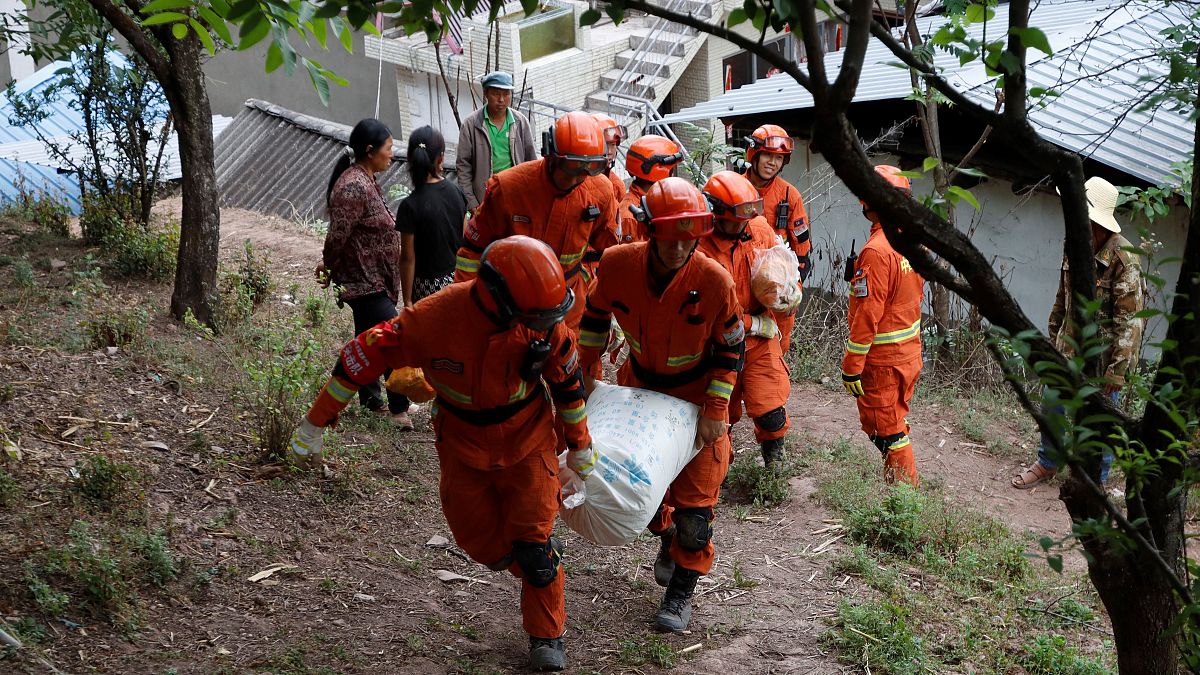 Спасатели помогают пострадавшим